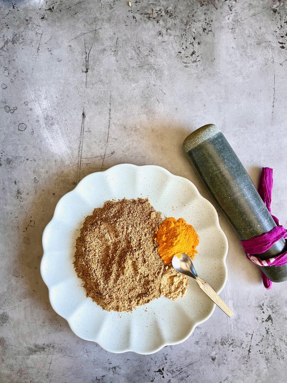 Curry powder, turmeric powder and ginger powder in plate with spoon.